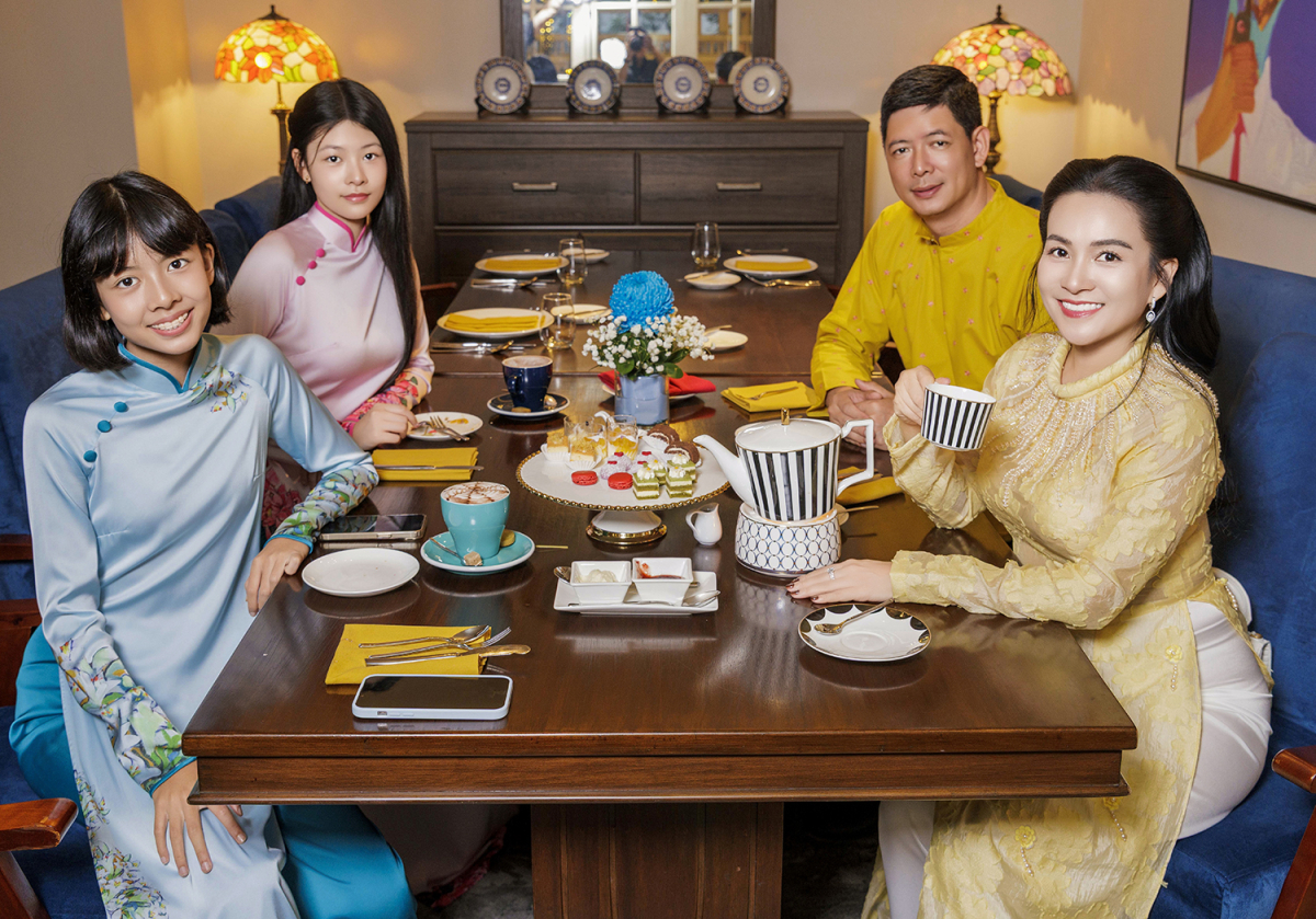 Vợ Bình Minh mang giày 10 cm vẫn amp;#34;lép vếamp;#34; chiều cao bên chồng con - 9