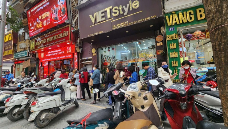 Dòng người xếp hàng chật kín vỉa hè tiếp tục xuất hiện trong ngày giá vàng nhẫn BTMC tăng trở lại. Ảnh: Thái Nguyễn