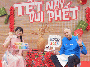 Đại sứ Israel say sưa khám phá không gian Tết Việt