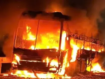 Xe khách giường nằm cháy dữ dội, 34 hành khách thoát nạn