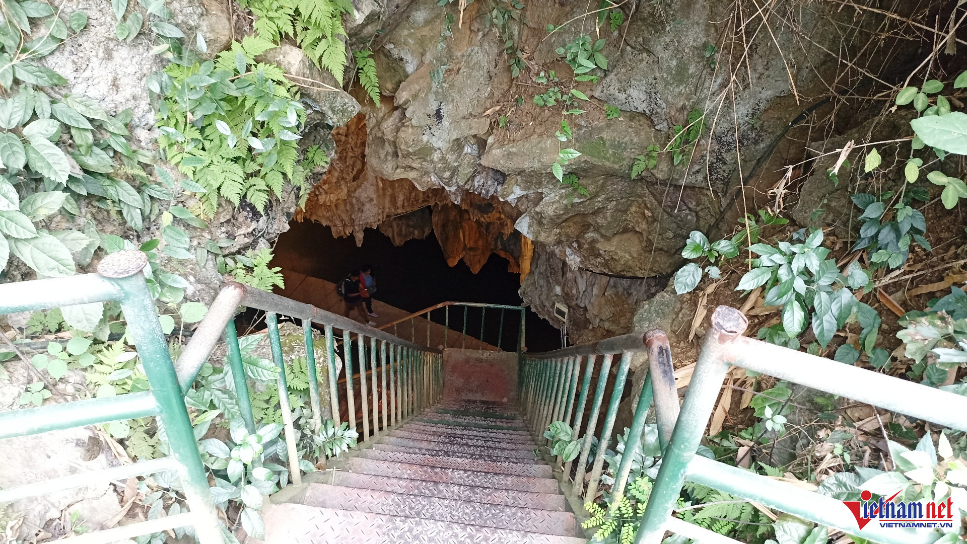 Để Xuống Động Tiên Cá Trong Lòng Đất, Du Khách Phải Vượt Qua Cây Cầu Sắt 