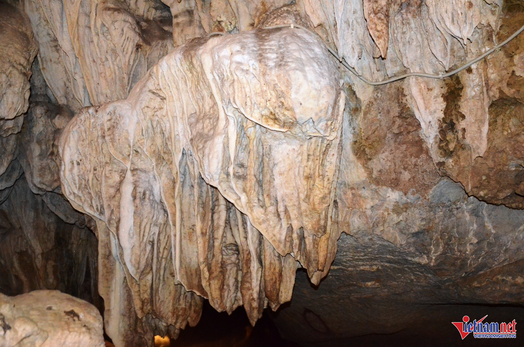 Nhiều Khối Nhũ Đá Trong Động Như Những Rặng San Hô