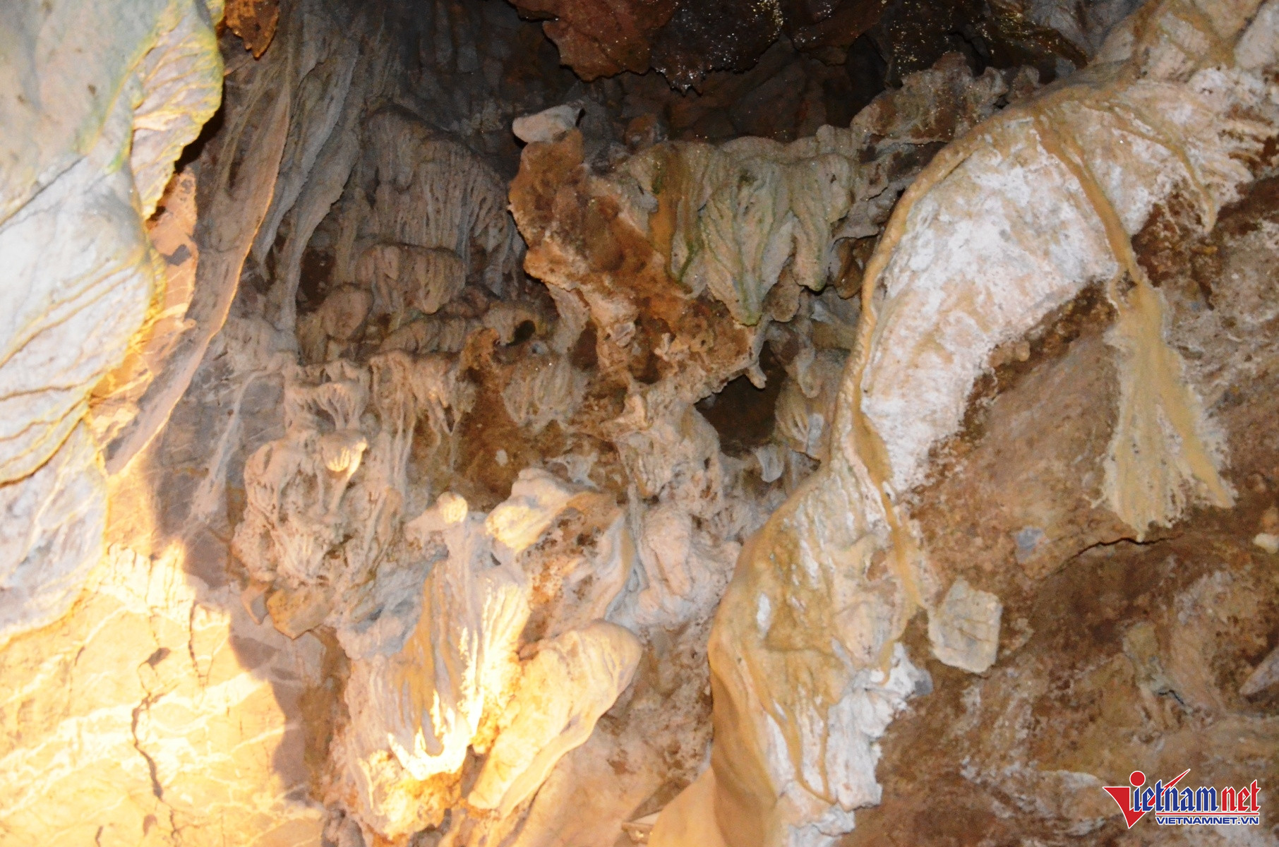 Tiên Cá Được Xem Là Động Đẹp Nhất Thung Nham