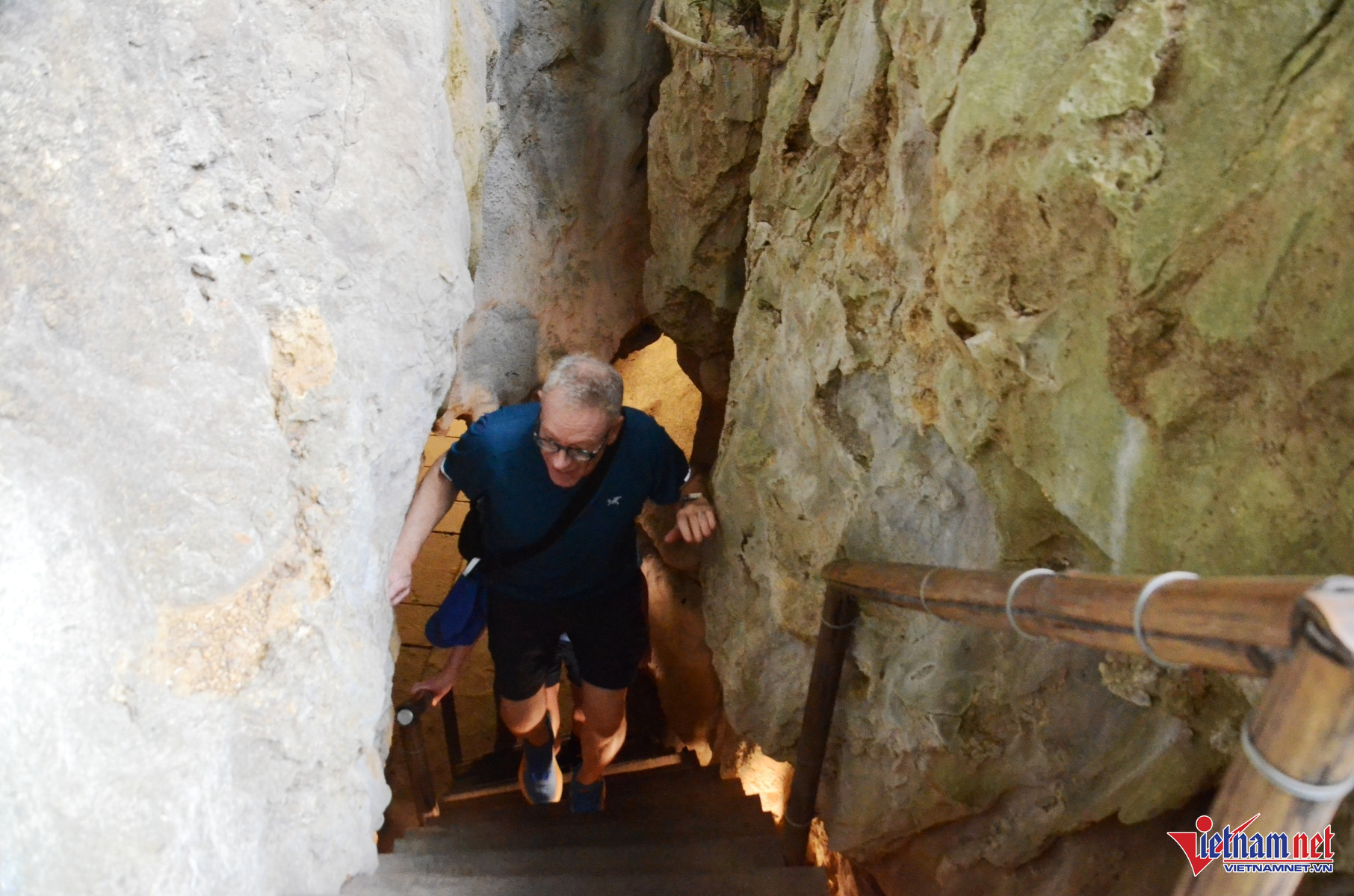 Lối Ra Của Hang Động Làm Bằng Cầu Sắt Nhỏ Hẹp, Chỉ Một Người Đi Lại