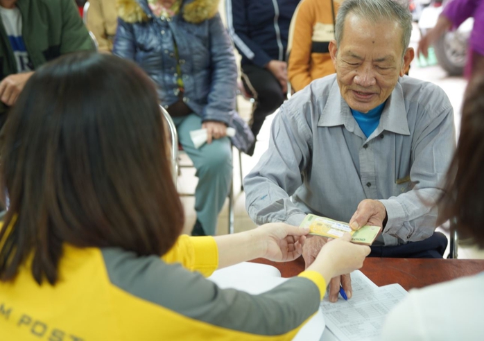 Chi trả lương hưu cho người hưởng. Ảnh: TTXVN