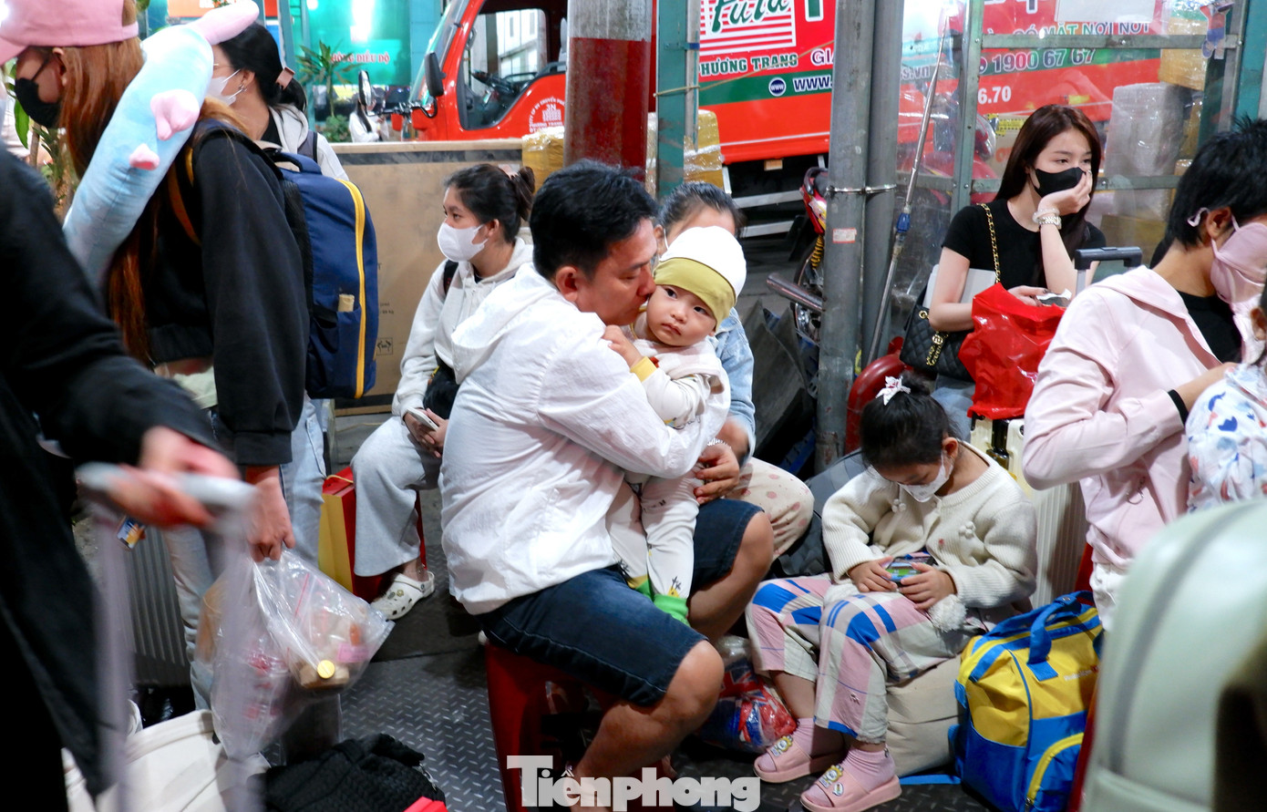 Thời gian chờ kéo dài khiến nhiều hành khách nhí mệt mỏi.