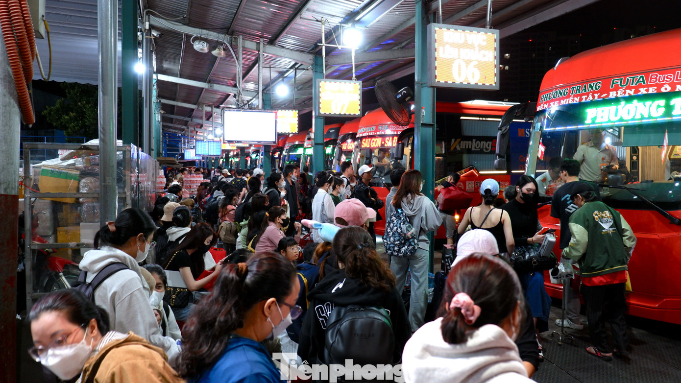 Càng về sáng, lượng khách đổ về bến xe càng tăng.