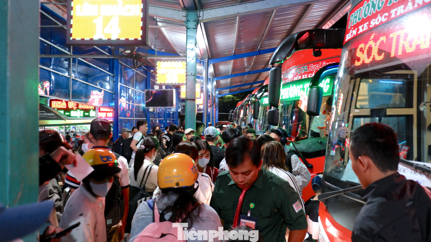 Trắng đêm ở bến xe Miền Tây: Hàng nghìn người chen chân chờ xe về quê đón Tết - 7