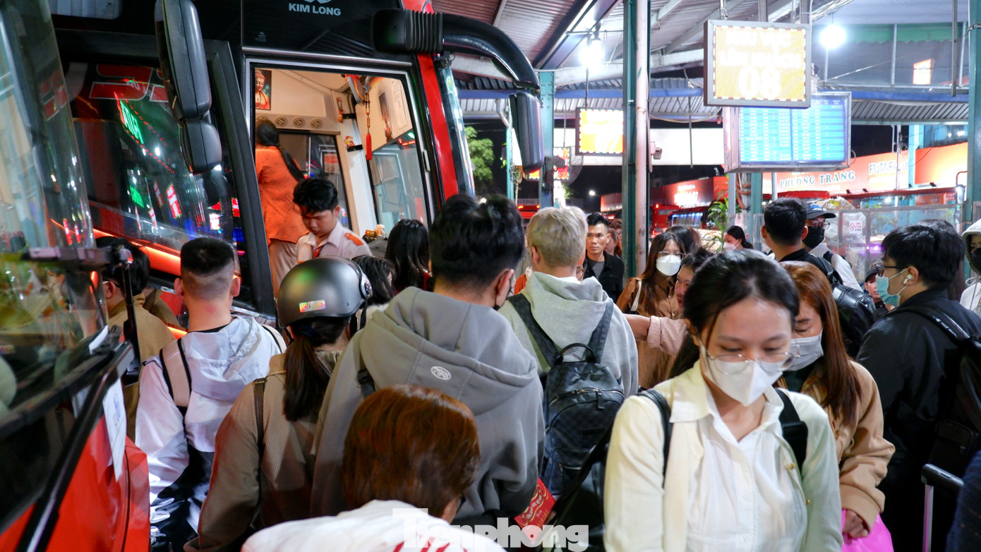 Hành khách chen chân lên xe.