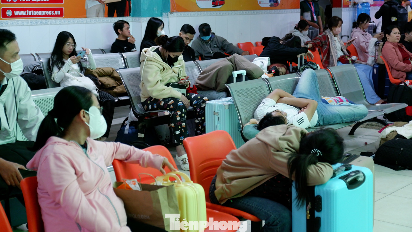 Hành khách vật vạ chờ đến giờ lên xe.