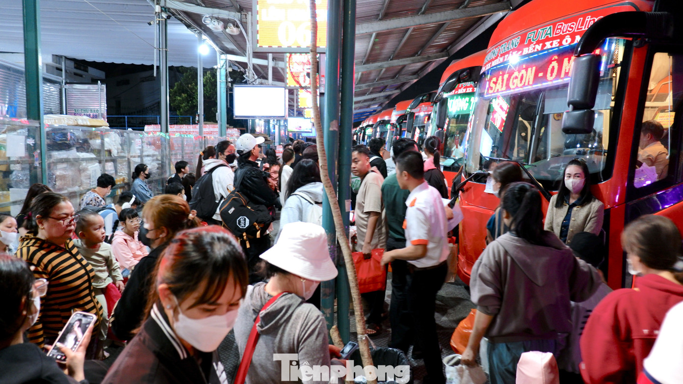 Trắng đêm ở bến xe Miền Tây: Hàng nghìn người chen chân chờ xe về quê đón Tết - 10