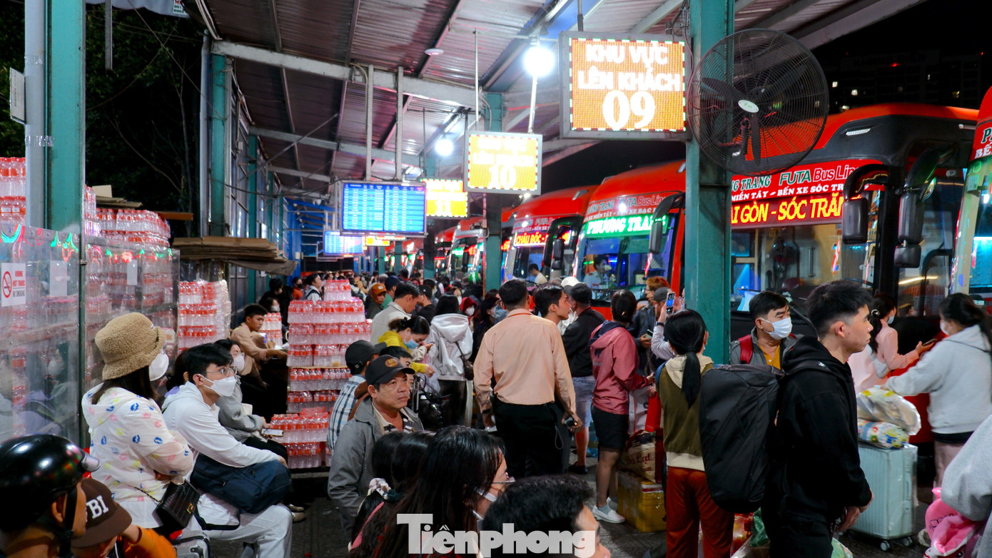 Khu vực nhà xe Phương Trang chật kín hành khách.