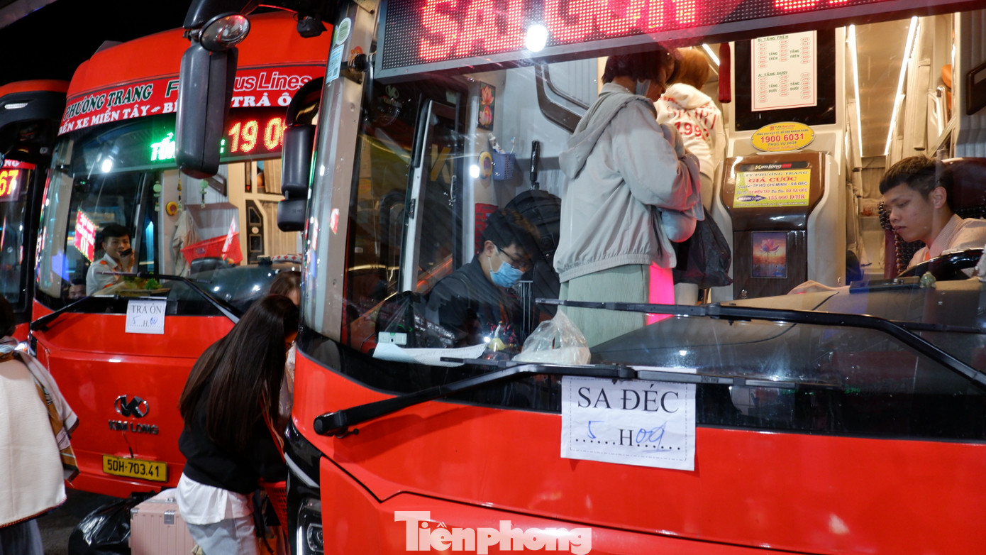 Hành khách lên xe về Sa Đéc (Đồng Tháp) lúc hơn 5 giờ sáng.