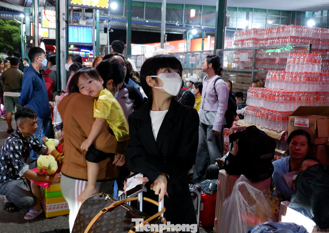 Trắng đêm ở bến xe Miền Tây: Hàng nghìn người chen chân chờ xe về quê đón Tết - 14