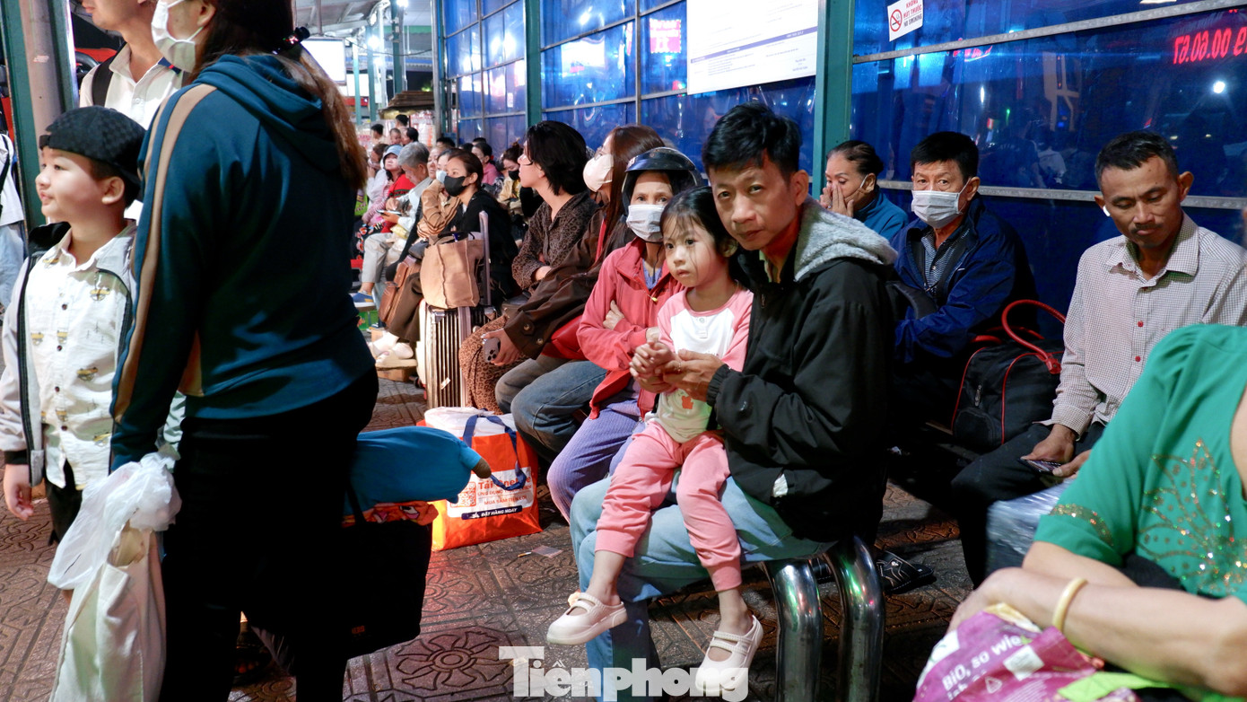 Trắng đêm ở bến xe Miền Tây: Hàng nghìn người chen chân chờ xe về quê đón Tết - 15