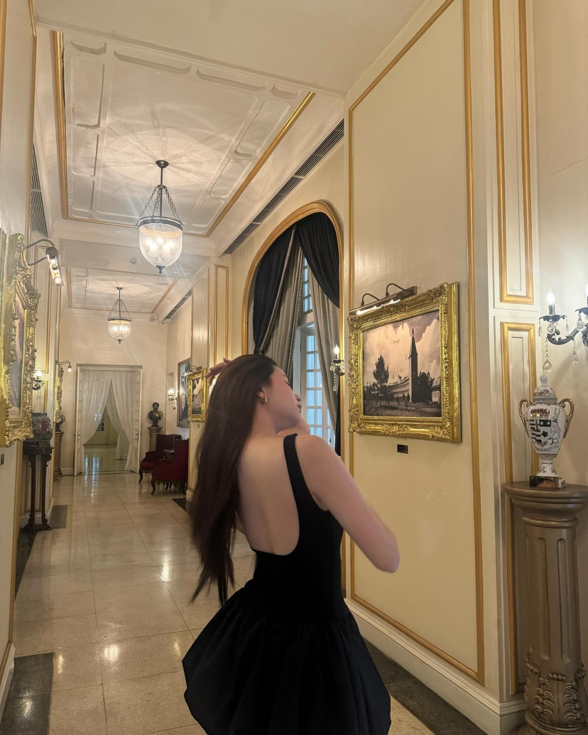 Nữ sinh 18 tuổi khoe lưng trần trong một lần đi ăn tối.