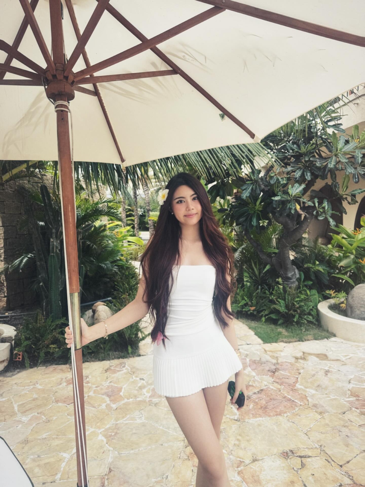 Bước sang tuổi 18, Hạt Dẻ chuộng lối ăn mặc tôn dáng, trưởng thành. Cô thường xuyên tôn sắc vóc trong những chuyến đi biển cùng gia đình.