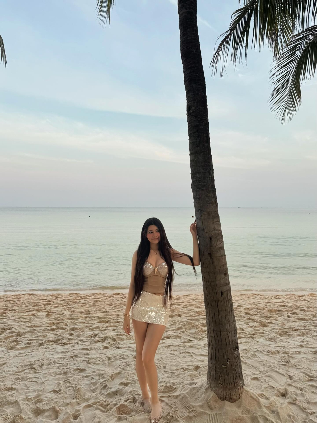 Hạt Dẻ khoe ảnh trong chuyến nghỉ dưỡng ở biển dịp cuối năm cùng gia đình. Con gái út của Quyền Linh khoe vóc dáng phổng phao tuổi 18 với áo bratop phối chân váy sequin ôm sát.