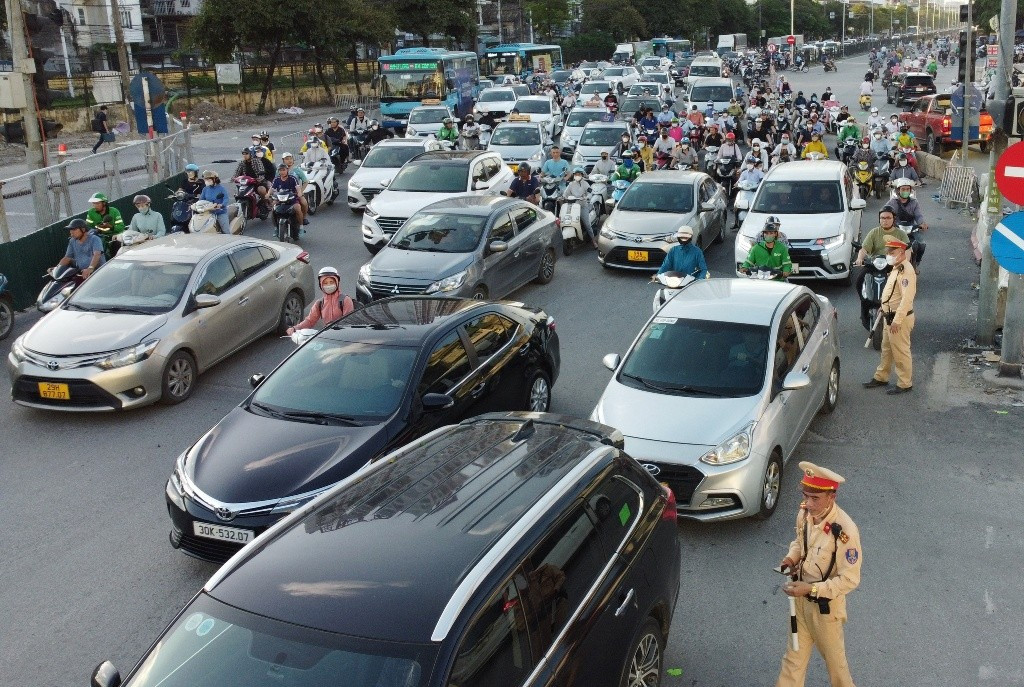 CSGT Hà Nội điều tiết, phân luồng giao thông trên đường.