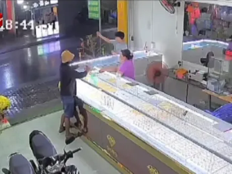 Cướp giật nhẫn vàng 24K trong chớp mắt và cái kết sau 6 giờ