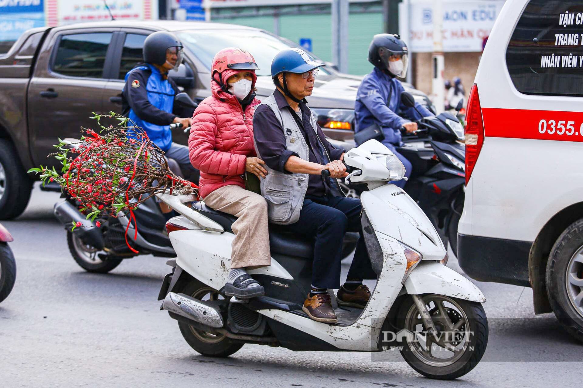 Dù có mưa ở vài nơi nhưng theo các chuyên gia khí tượng thủy văn, dự báo thời tiết Tết miền Bắc từ ngày 14-16/2 có nắng vào trưa chiều, vẫn khá thuận lợi cho các hoạt động ngoài trời. Ảnh: Khổng Chí.