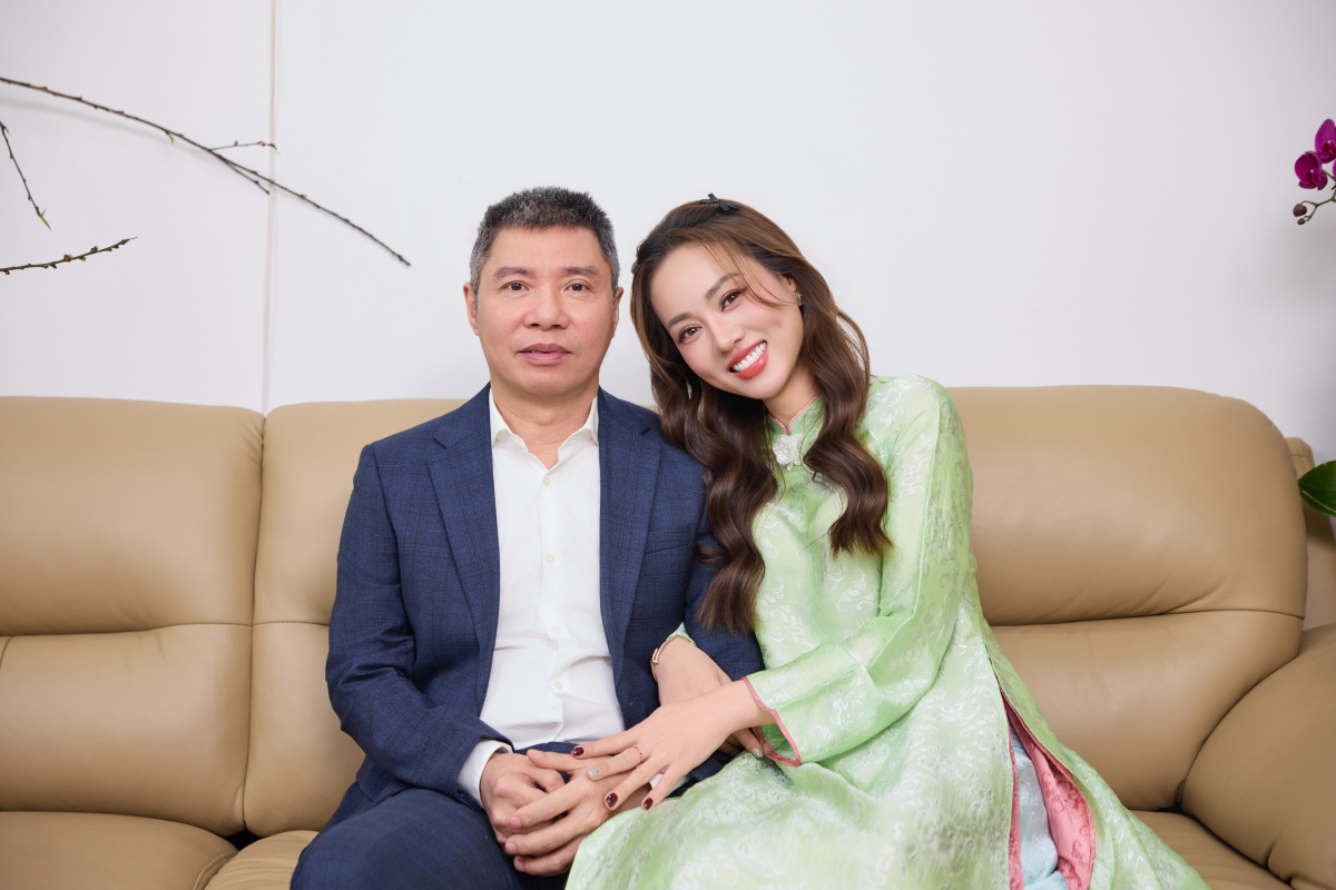 Dù có nhiều kiểu mốt hiện đại, Ngọc Hà nói cô luôn yêu thích tà áo dài. Mỗi khi khoác lên mình kiểu trang phục truyền thống, cô thấy mình đằm thắm, dịu dàng hơn. Dịp Tết năm nay, Ngọc Hà sắm nhiều kiểu áo dài mặc Tết, bên cạnh một số thiết kế được NTK Ngọc Lan sáng tạo riêng.