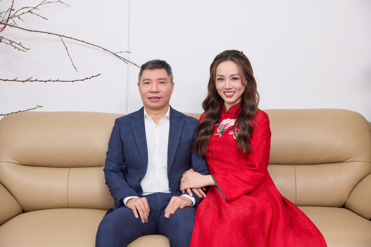 Dịp Tết Bính Ngọ 2026, Ngọc Hà dọn dẹp nhà cửa, trang trí ấm cúng, sẵn sàng đón năm mới cùng Công Lý. Cô cũng tranh thủ ghi lại những khoảnh khắc tươi vui bên chồng. Người đẹp cho biết dù ngày Tết có nhiều bộn bề, lo toan, cô luôn háo hức đón Tết khi được xúng xính áo dài truyền thống tận hưởng không khí mùa xuân.