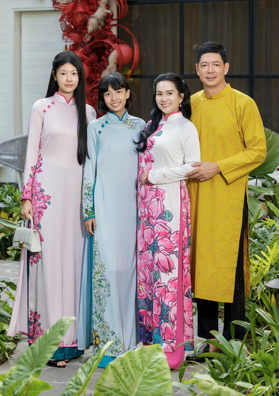 Mới đây, Anh Thơ - bà xã diễn viên Bình Minh gây chú ý khi khoe bộ ảnh gia đình diện áo dài thực hiện bộ ảnh kỷ niệm Tết Bính Ngọ.