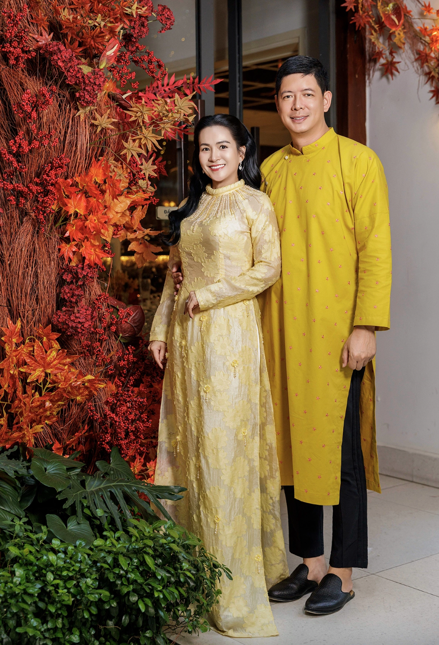 Vợ chồng Bình Minh - Anh Thơ tình tứ tạo dáng giữa khung cảnh Tết rực rỡ. Qua bộ ảnh, nhiều fan nhận xét Bình Minh đã nhuộm tóc, lấy lại phong độ sau một số lần xuất hiện có phần tiều tụy.