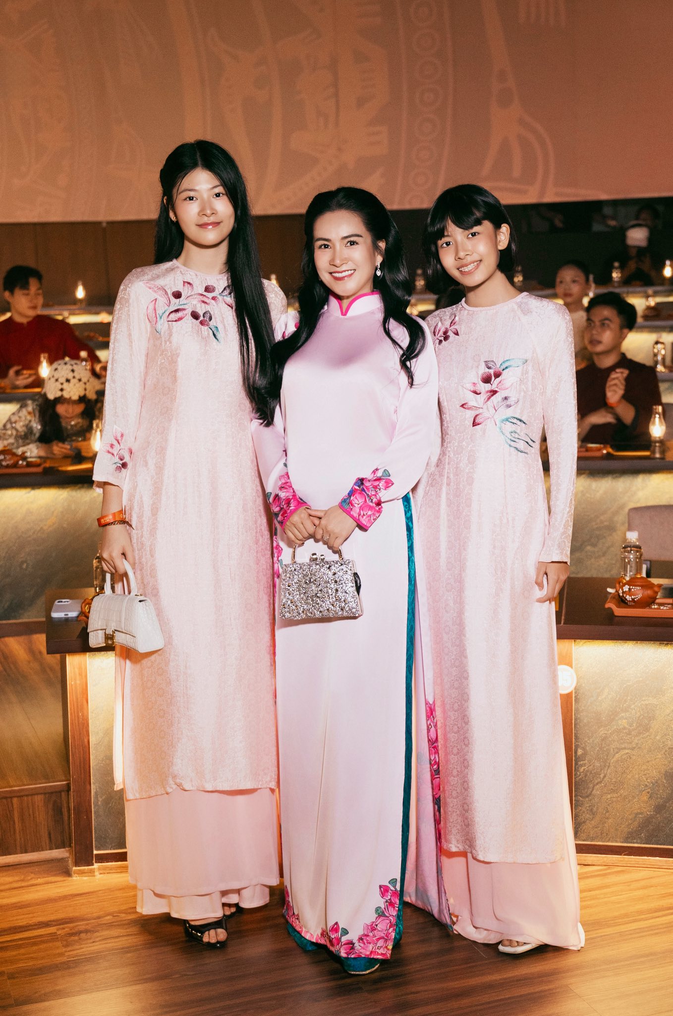 Trước đó, vợ và 2 con gái của Bình Minh cũng gây chú ý khi diện áo dài xuất hiện tại một sự kiện.