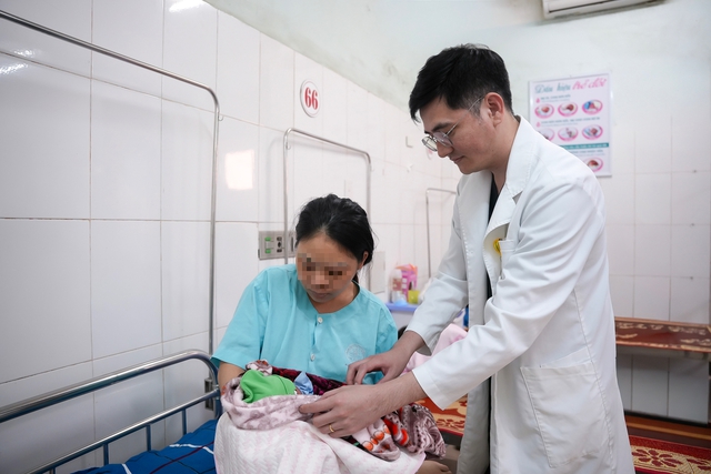 Sau phẫu thuật, sức khỏe mẹ con sản phụ hồi phục.