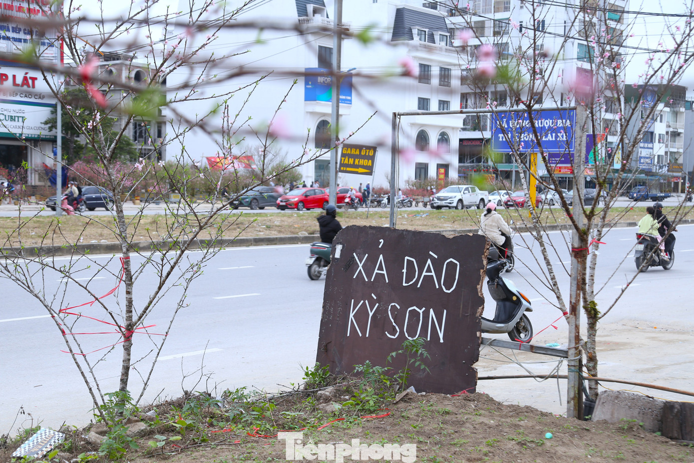 Khi chỉ còn vài ngày nữa là bước sang năm mới, nhiều điểm bán tiếp tục giảm giá để “chạy” hàng, chấp nhận lỗ để thu hồi phần nào vốn.