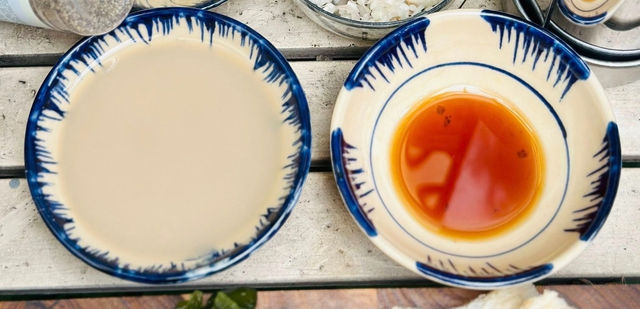 Hòa bột rau câu giòn với một ít nước lạnh, đổ từ từ vào chảo khi hỗn hợp còn nóng. Đảo nhanh tay đến khi hỗn hợp sệt lại và quyện đều. Cuối cùng rắc tiêu để tăng hương thơm đặc trưng.Lưu ý không nên cho quá nhiều rau câu, chỉ vừa đủ để tạo độ kết dính tự nhiên, tránh làm giò bị cứng.