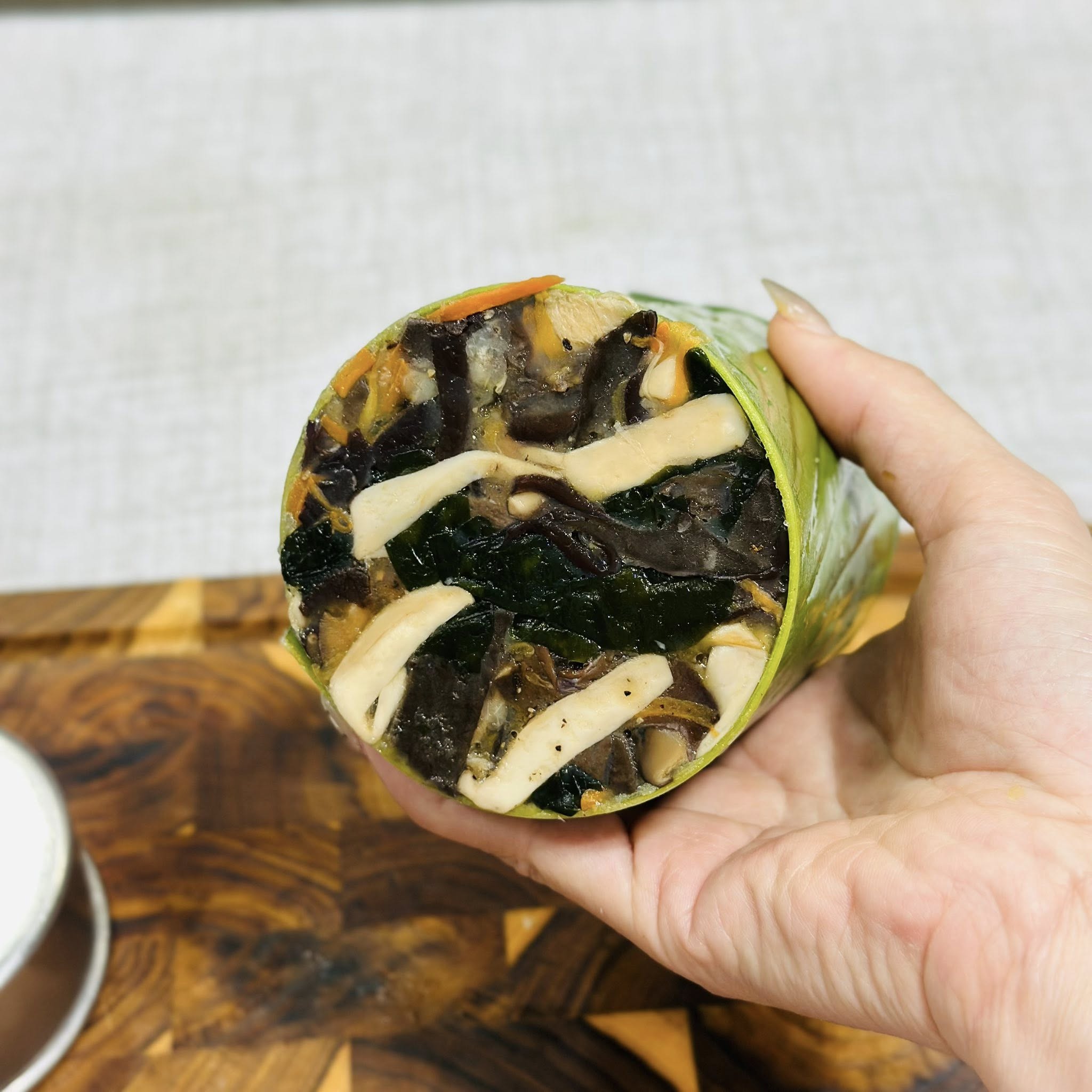 Khi hỗn hợp còn nóng, cho ngay vào khuôn làm giò đã được lót lá chuối. Ép thật chặt tay để giò kết dính đẹp. Để nguội rồi cho vào ngăn mát tủ lạnh 3–5 tiếng cho giò đông chắc. Ảnh: Thanh Huệ