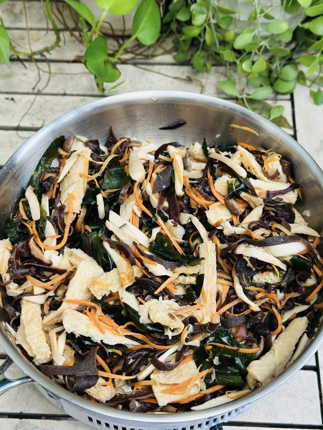 Phi thơm hành boa-rô với chút dầu cho dậy mùi. Cho lần lượt nấm hương, mộc nhĩ, nấm đùi gà và sườn non chay vào xào trước để tạo độ săn. Tiếp theo cho cà rốt và rong biển vào đảo đều và nêm nước mắm chay, hạt nêm cho vừa miệng. Ảnh: Thanh Huệ
