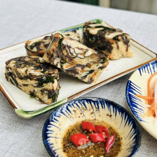 Thành phẩm: Giò thủ chay ăn ngon, thanh đạm. Khi cắt ra thấy rõ từng sợi nấm dai giòn, sườn non chay mềm, rong biển thơm nhẹ, màu sắc hài hòa rất đẹp mắt. Món ngon này rất thích hợp để bày trên mâm cỗ ngày lễ, ngày Tết, nhất là với những gia đình làm mâm cỗ chay. Ảnh: Thanh Huệ