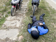 Vợ chồng vượt 600km bằng xe máy về quê ăn Tết và món quà xúc động sau lưng