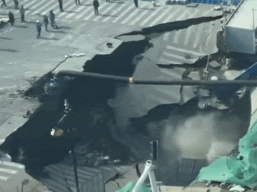 Hố sụt 'nuốt chửng' con đường ở Trung Quốc