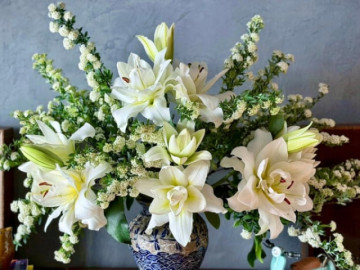 Vì sao giá hoa ly - loài hoa "bách niên hảo hợp" đắt đến hàng triệu đồng một bó? Có nên cúng hoa ly dịp Tết?