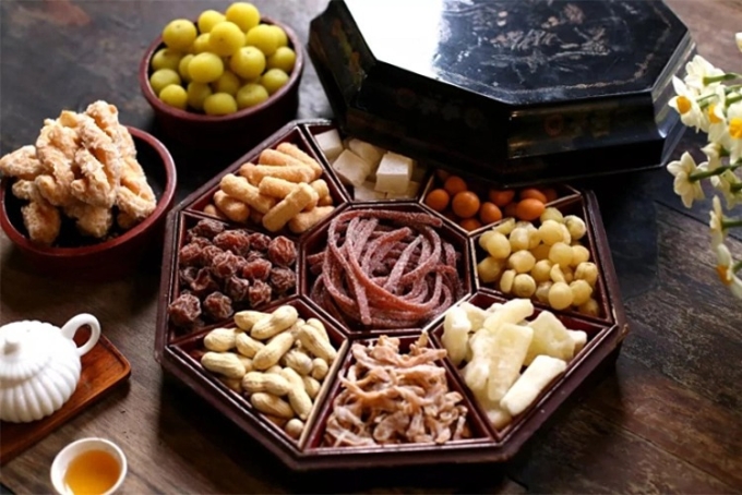 Mứt dừa thường có lượng calo cao nhất, với 500 calo; mứt hạt sen 390 calo; mứt gừng, mứt cà rốt 350 calo; mứt bí 370 calo; mứt quất 320 calo; nho khô 300 calo (tính trong 100 g mứt).