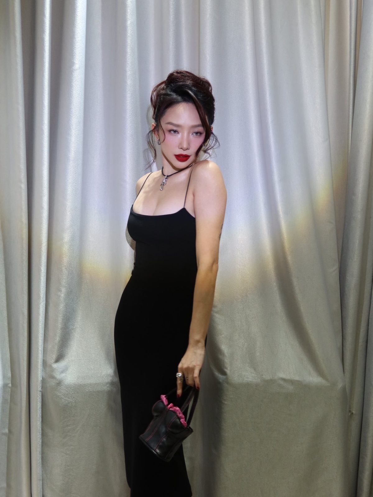 Hồi cuối 2025, người đẹp được nhiều người hâm mộ khen sốc visual khi diện chiếc đầm hai dây mỏng manh, bó sát đường cong khi đi sự kiện.