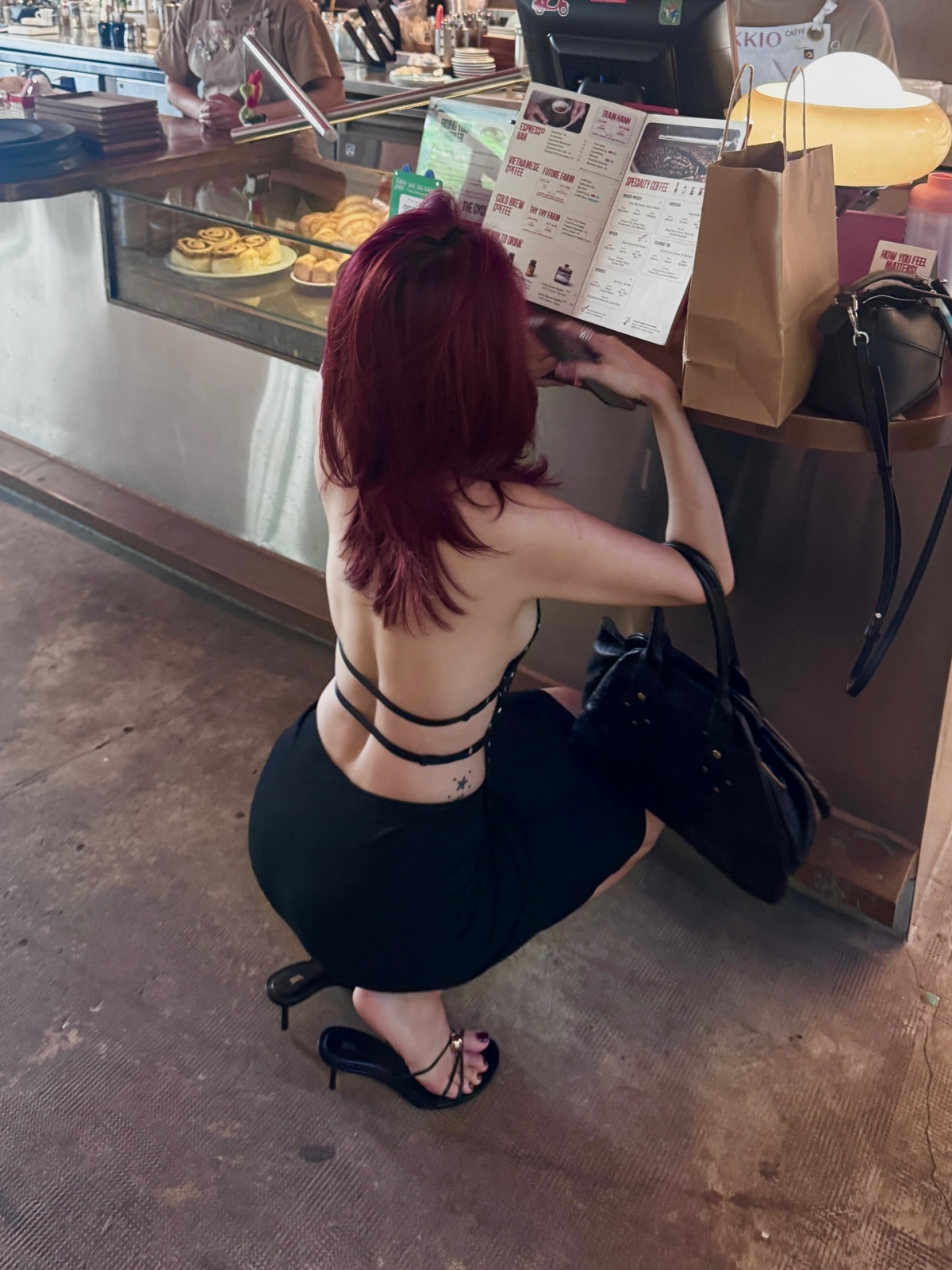 Tóc Tiên khoe lưng trần táo bạo khi đi du lịch cùng bạn bè.