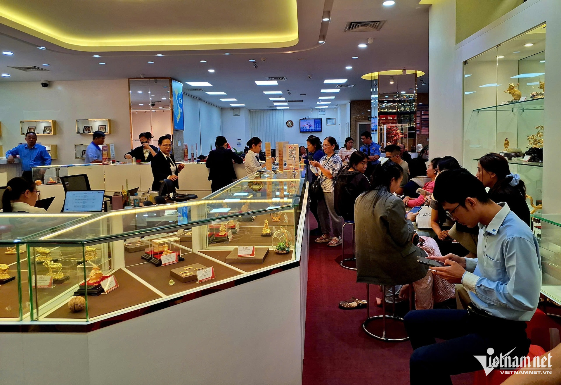 Người dân chờ đợi mua bạc vào tháng 1/2026 - thời điểm giá bạc đang thiết lập các đỉnh lịch sử. (Ảnh: T.C)