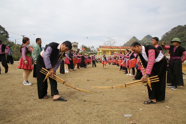 Không Chỉ Ngắm Cảnh, Du Khách Còn Được Hòa Mình Vào Không Gian Văn Hóa Cộng Đồng, Khám Phá Đời Sống Đặc Trưng Của Người Thái, Mông, Dao, Mường… Để Hiểu Thêm Về Tâm Hồn Mộc Mạc, Chân Thành Của Người Dân Miền Sơn Cước. Hình Ảnh Rộn Ràng Không Khí Vui Xuân, Đón Tết Của Đồng Bào Dân Tộc Mông Ở Bản Tà Số, Phường Mộc Châu. Ảnh: H.t.