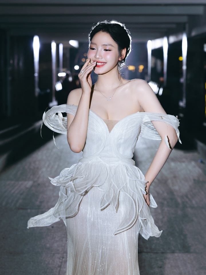 Minh Anh sở hữu nhan sắc trong trẻo, nhẹ nhàng, toát lên nét cuốn hút riêng. Cô ghi điểm nhờ gương mặt sáng, nụ cười tự nhiên và thần thái đúng chuẩn “nàng thơ”.