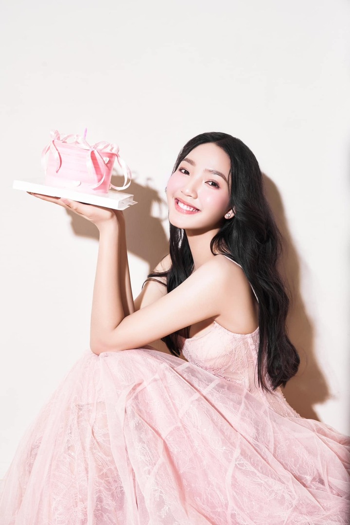 Minh Anh sinh năm 2008, bắt đầu sự nghiệp nghệ thuật từ khi còn nhỏ. Từ khi 7 tuổi, cô đóng quảng cáo cho nhiều thương hiệu. Nữ diễn viên trẻ từng tham gia một số phim, trong đó nổi bật nhất là vai chính trong “Thám tử Kiên: Kỳ án không đầu” của đạo diễn Victor Vũ vào năm 2025.