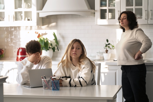 So sánh dường như đã trở thành thói quen phổ biến trong nhiều gia đình. Ảnh minh họa