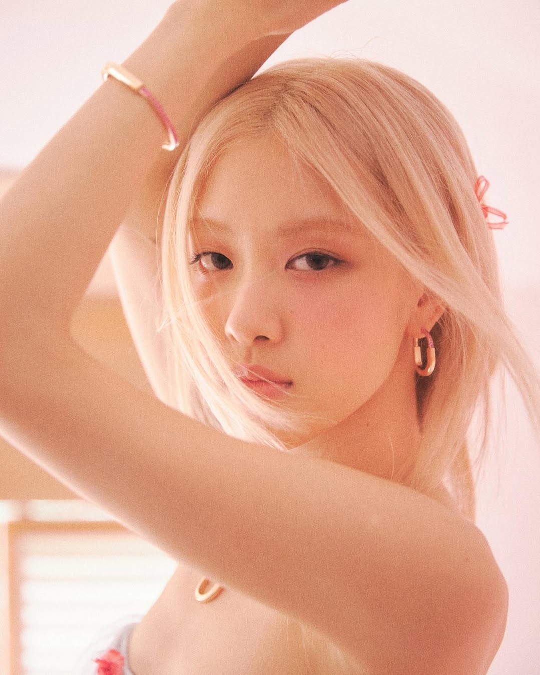 Đầu năm nay, Rosé được tạp chí TC Candler bình chọn là gương mặt đẹp nhất thế giới 2025. Tiêu chí bình chọn dựa trên các yếu tố xinh đẹp, quyến rũ, thanh lịch, tự nhiên, sự độc đáo, triển vọng. Trước đây, cô nhiều lần có tên trong danh sách mỹ nhân của trang phê bình này.