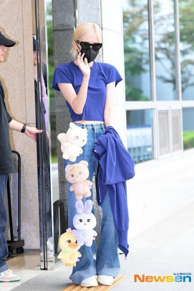 Thỉnh thoảng, Rosé phá vỡ các công thức phối đồ an toàn bằng một vài thiết kế độc lạ, trong đó có chiếc quần jeans gắn nhiều gấu bông.