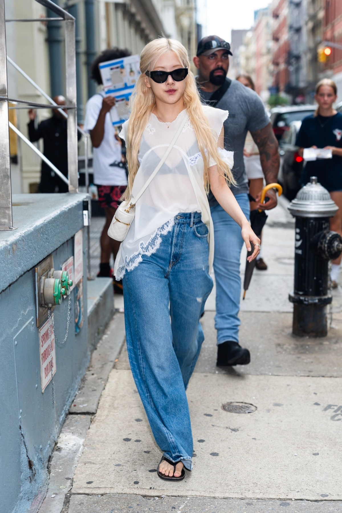 Thành viên nhóm Blackpink lăng xê kiểu áo xuyên thấu với mốt khoe nội y.